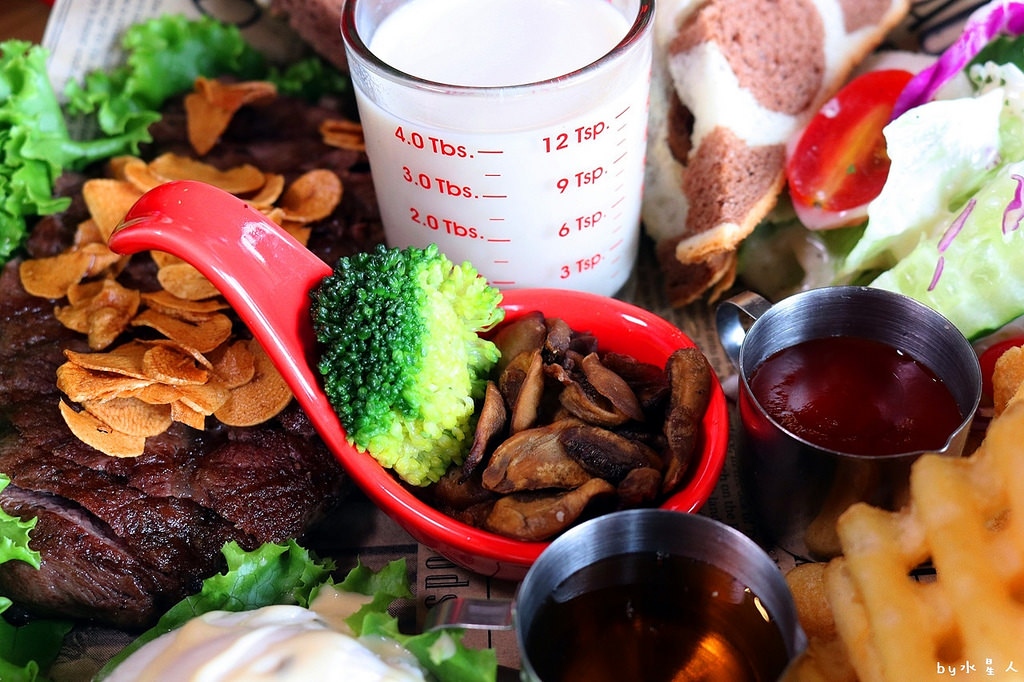 披薩工廠公益店｜價格親民份量多，超狂臭豆腐披薩登場，創意口味無極限