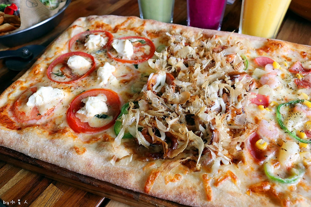 披薩工廠公益店｜價格親民份量多，超狂臭豆腐披薩登場，創意口味無極限