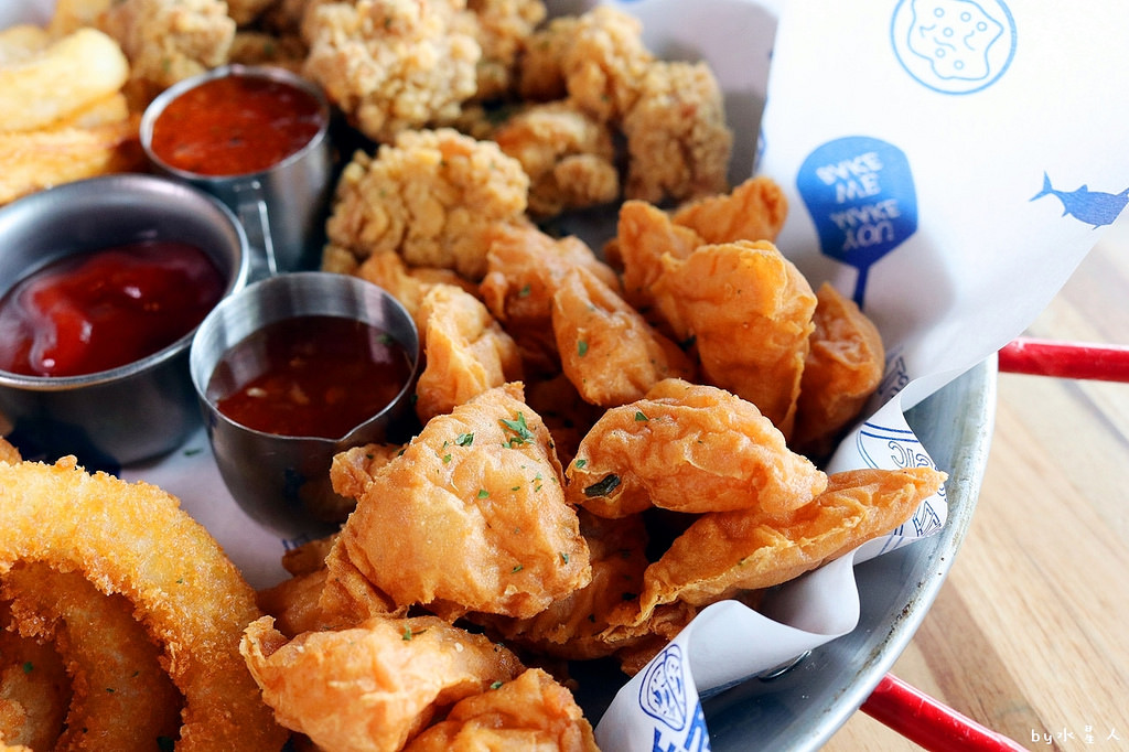 披薩工廠公益店｜價格親民份量多，超狂臭豆腐披薩登場，創意口味無極限