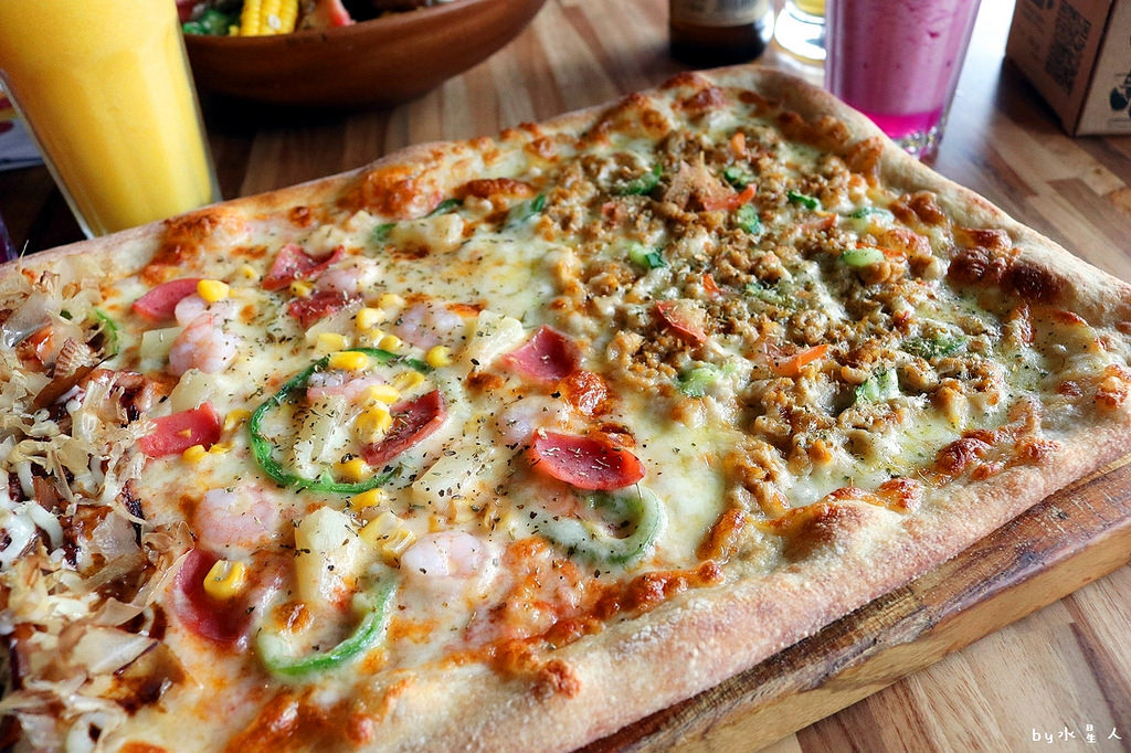 披薩工廠公益店｜價格親民份量多，超狂臭豆腐披薩登場，創意口味無極限