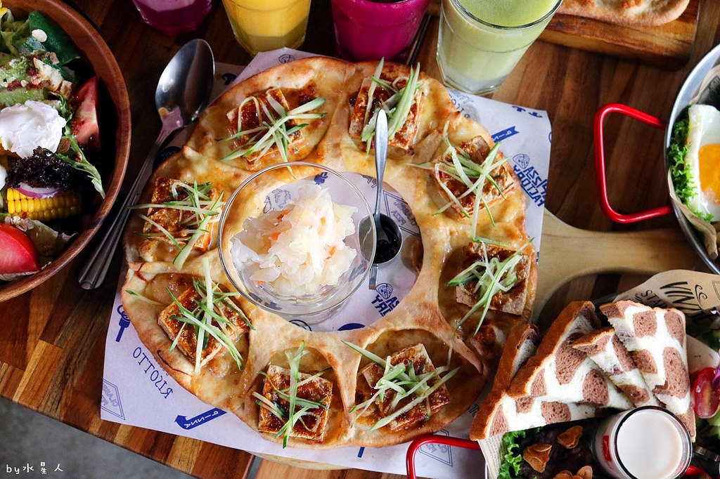 披薩工廠公益店｜價格親民份量多，超狂臭豆腐披薩登場，創意口味無極限