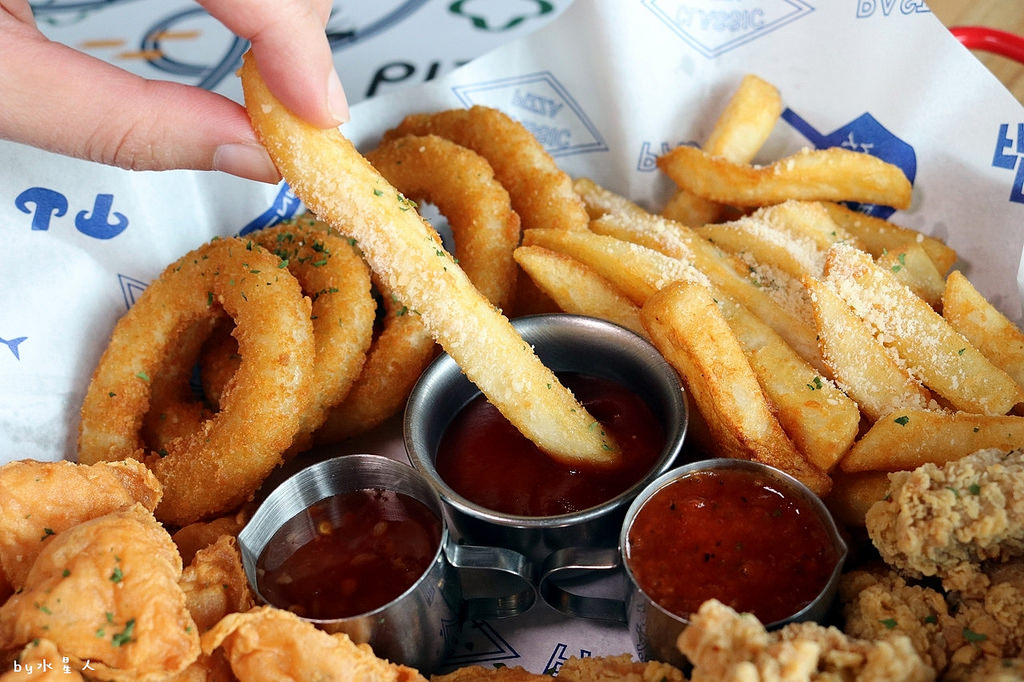 披薩工廠公益店｜價格親民份量多，超狂臭豆腐披薩登場，創意口味無極限