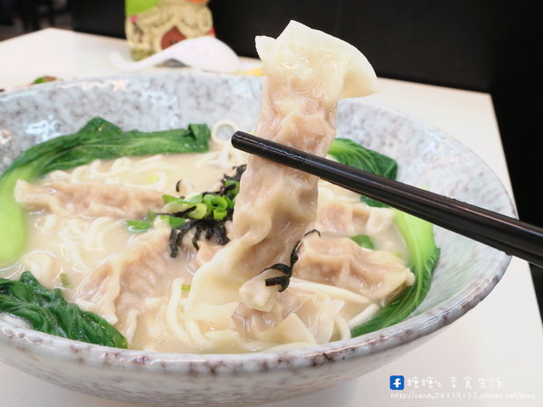 清一色牛肉麵(東海店)：〖台中│美食〗清一色牛肉麵-東海店 ❤ 學生們的愛店!!免費加湯加麵，還有珍奶、紅茶及蘿蔔泡菜讓你免費吃到飽~推薦大四喜滿漢牛肉麵，料有夠多的!!