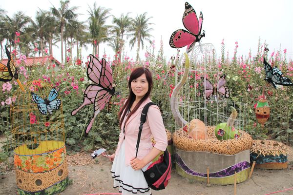 學甲蜀葵花季:【台南景點】學甲蜀葵花季~過港子風華再現/LOVE造景/蜀葵花海/三合院矮房彩繪和創意布置