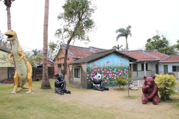 學甲蜀葵花季:【台南景點】學甲蜀葵花季~過港子風華再現/LOVE造景/蜀葵花海/三合院矮房彩繪和創意布置