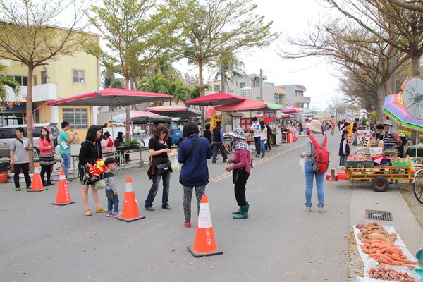 學甲蜀葵花季:【台南景點】學甲蜀葵花季~過港子風華再現/LOVE造景/蜀葵花海/三合院矮房彩繪和創意布置