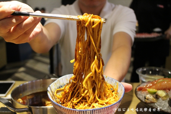 鬼椒一番麻辣小火鍋(台北板橋總店)：板橋人氣火鍋『鬼椒一番鍋(二代店)-板橋店』捷運江子翠站/麻辣鍋/蒜香鯷魚/乾拌麵