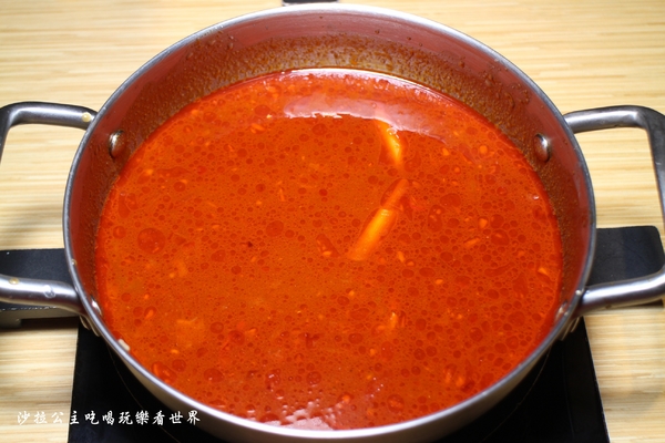 鬼椒一番麻辣小火鍋(台北板橋總店)：板橋人氣火鍋『鬼椒一番鍋(二代店)-板橋店』捷運江子翠站/麻辣鍋/蒜香鯷魚/乾拌麵