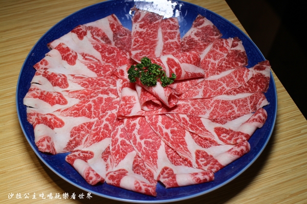 鬼椒一番麻辣小火鍋(台北板橋總店)：板橋人氣火鍋『鬼椒一番鍋(二代店)-板橋店』捷運江子翠站/麻辣鍋/蒜香鯷魚/乾拌麵