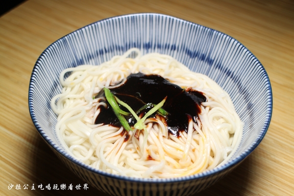 鬼椒一番麻辣小火鍋(台北板橋總店)：板橋人氣火鍋『鬼椒一番鍋(二代店)-板橋店』捷運江子翠站/麻辣鍋/蒜香鯷魚/乾拌麵