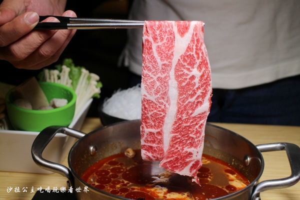 鬼椒一番麻辣小火鍋(台北板橋總店)：板橋人氣火鍋『鬼椒一番鍋(二代店)-板橋店』捷運江子翠站/麻辣鍋/蒜香鯷魚/乾拌麵