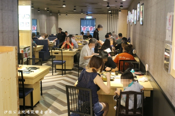 鬼椒一番麻辣小火鍋(台北板橋總店)：板橋人氣火鍋『鬼椒一番鍋(二代店)-板橋店』捷運江子翠站/麻辣鍋/蒜香鯷魚/乾拌麵