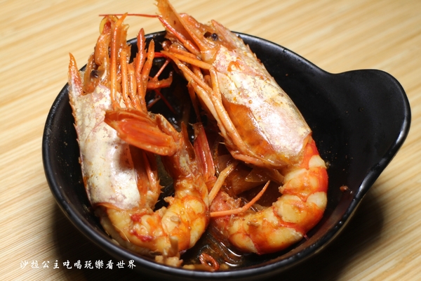 鬼椒一番麻辣小火鍋(台北板橋總店)：板橋人氣火鍋『鬼椒一番鍋(二代店)-板橋店』捷運江子翠站/麻辣鍋/蒜香鯷魚/乾拌麵