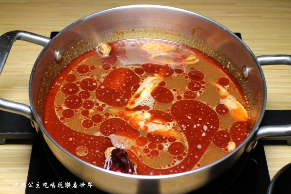 鬼椒一番麻辣小火鍋(台北板橋總店)：板橋人氣火鍋『鬼椒一番鍋(二代店)-板橋店』捷運江子翠站/麻辣鍋/蒜香鯷魚/乾拌麵