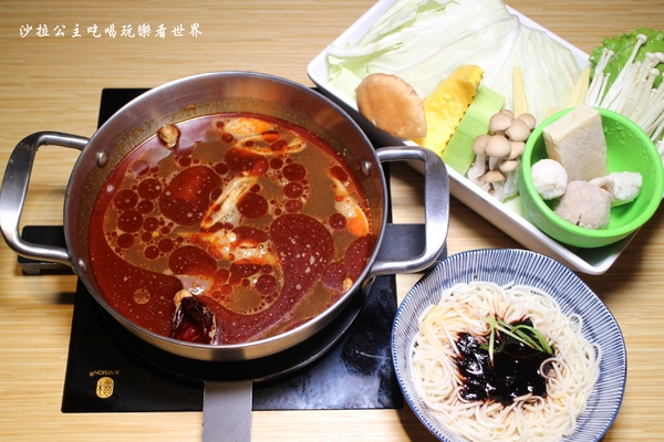 鬼椒一番麻辣小火鍋(台北板橋總店)：板橋人氣火鍋『鬼椒一番鍋(二代店)-板橋店』捷運江子翠站/麻辣鍋/蒜香鯷魚/乾拌麵