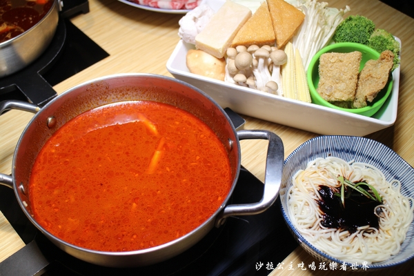 鬼椒一番麻辣小火鍋(台北板橋總店)：板橋人氣火鍋『鬼椒一番鍋(二代店)-板橋店』捷運江子翠站/麻辣鍋/蒜香鯷魚/乾拌麵