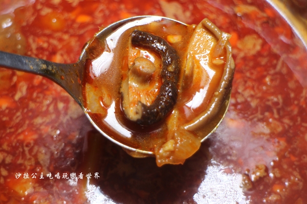 鬼椒一番麻辣小火鍋(台北板橋總店)：板橋人氣火鍋『鬼椒一番鍋(二代店)-板橋店』捷運江子翠站/麻辣鍋/蒜香鯷魚/乾拌麵