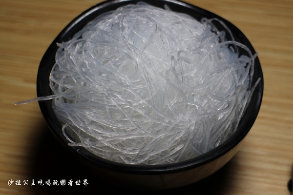 鬼椒一番麻辣小火鍋(台北板橋總店)：板橋人氣火鍋『鬼椒一番鍋(二代店)-板橋店』捷運江子翠站/麻辣鍋/蒜香鯷魚/乾拌麵