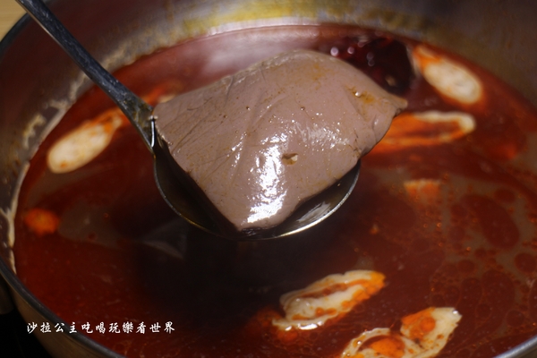 鬼椒一番麻辣小火鍋(台北板橋總店)：板橋人氣火鍋『鬼椒一番鍋(二代店)-板橋店』捷運江子翠站/麻辣鍋/蒜香鯷魚/乾拌麵