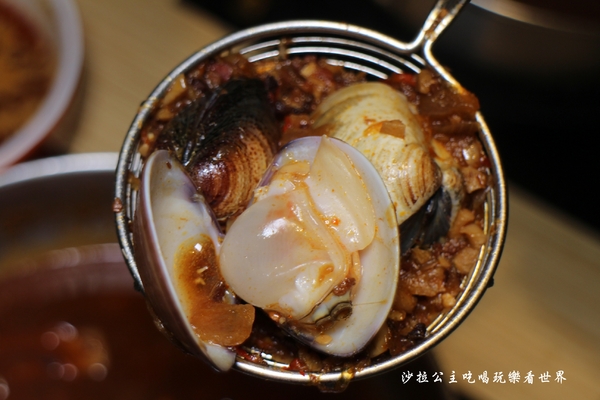 鬼椒一番麻辣小火鍋(台北板橋總店)：板橋人氣火鍋『鬼椒一番鍋(二代店)-板橋店』捷運江子翠站/麻辣鍋/蒜香鯷魚/乾拌麵