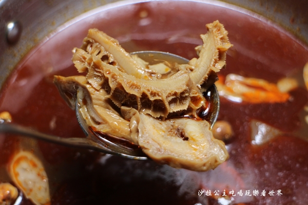 鬼椒一番麻辣小火鍋(台北板橋總店)：板橋人氣火鍋『鬼椒一番鍋(二代店)-板橋店』捷運江子翠站/麻辣鍋/蒜香鯷魚/乾拌麵