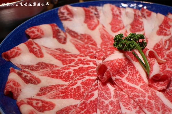 鬼椒一番麻辣小火鍋(台北板橋總店)：板橋人氣火鍋『鬼椒一番鍋(二代店)-板橋店』捷運江子翠站/麻辣鍋/蒜香鯷魚/乾拌麵