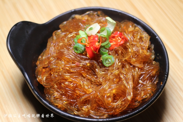 鬼椒一番麻辣小火鍋(台北板橋總店)：板橋人氣火鍋『鬼椒一番鍋(二代店)-板橋店』捷運江子翠站/麻辣鍋/蒜香鯷魚/乾拌麵