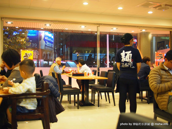 山小屋拉風拉麵：【食記】台中Yamagoya Ramen山小屋-筑豐拉麵@西區 : 還好沒有需要到翻桌~口中暗罵"這山小"的程度…值得一試囉!