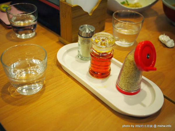 山小屋拉風拉麵：【食記】台中Yamagoya Ramen山小屋-筑豐拉麵@西區 : 還好沒有需要到翻桌~口中暗罵"這山小"的程度…值得一試囉!