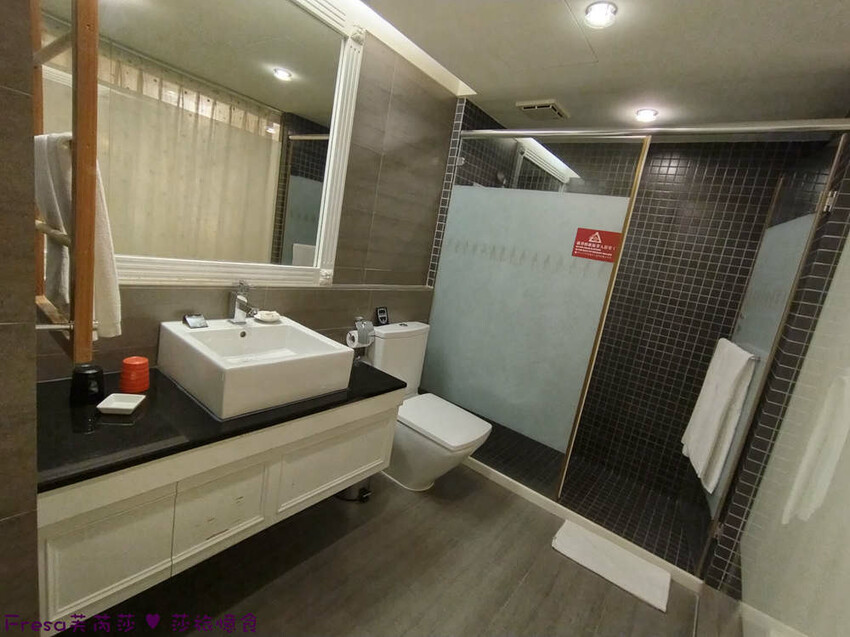 台中市西屯區台中飯店【文華道會館】逢甲夜市商圈吃喝玩樂就住這！歐風典雅寬敞房型.免費足浴池超放鬆│中央公園│星享道