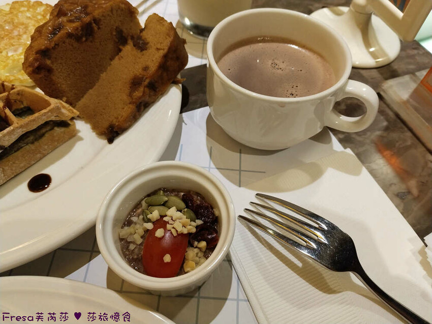 台中市西屯區台中飯店【文華道會館】逢甲夜市商圈吃喝玩樂就住這！歐風典雅寬敞房型.免費足浴池超放鬆│中央公園│星享道