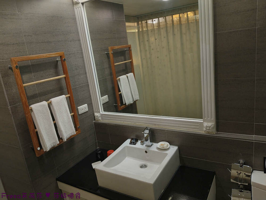 台中市西屯區台中飯店【文華道會館】逢甲夜市商圈吃喝玩樂就住這！歐風典雅寬敞房型.免費足浴池超放鬆│中央公園│星享道