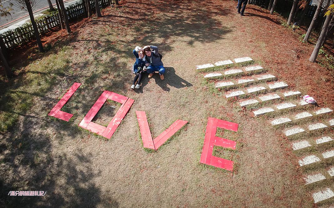 台中北屯景點》蝴蝶橋Cuisine法式餐廳 蝴蝶橋落羽松莊園 巨人彩虹大椅超吸睛 情侶約會LOVE景點 - 滿分的旅遊札記