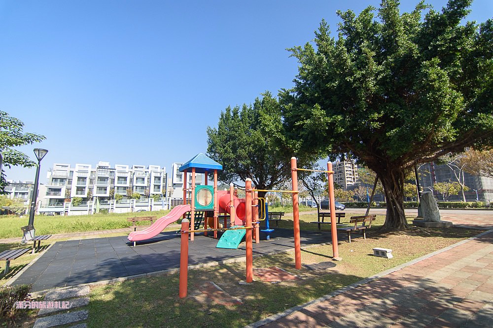 台中北屯景點》蝴蝶橋Cuisine法式餐廳 蝴蝶橋落羽松莊園 巨人彩虹大椅超吸睛 情侶約會LOVE景點 - 滿分的旅遊札記