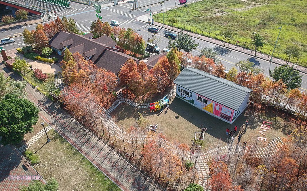 台中北屯景點》蝴蝶橋Cuisine法式餐廳 蝴蝶橋落羽松莊園 巨人彩虹大椅超吸睛 情侶約會LOVE景點 - 滿分的旅遊札記