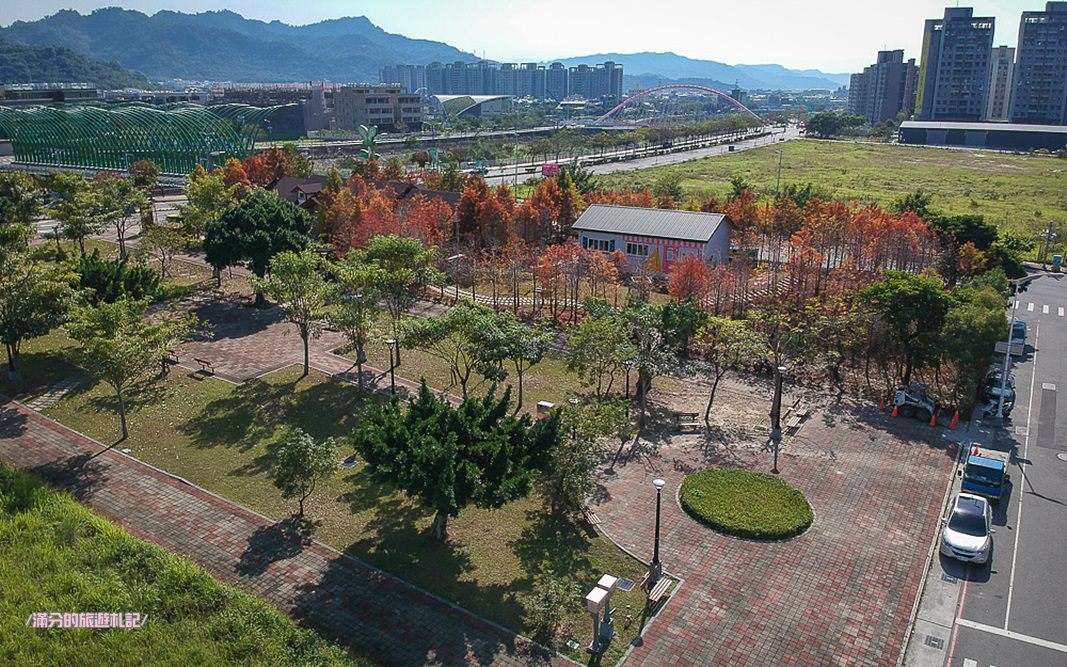 台中北屯景點》蝴蝶橋Cuisine法式餐廳 蝴蝶橋落羽松莊園 巨人彩虹大椅超吸睛 情侶約會LOVE景點 - 滿分的旅遊札記