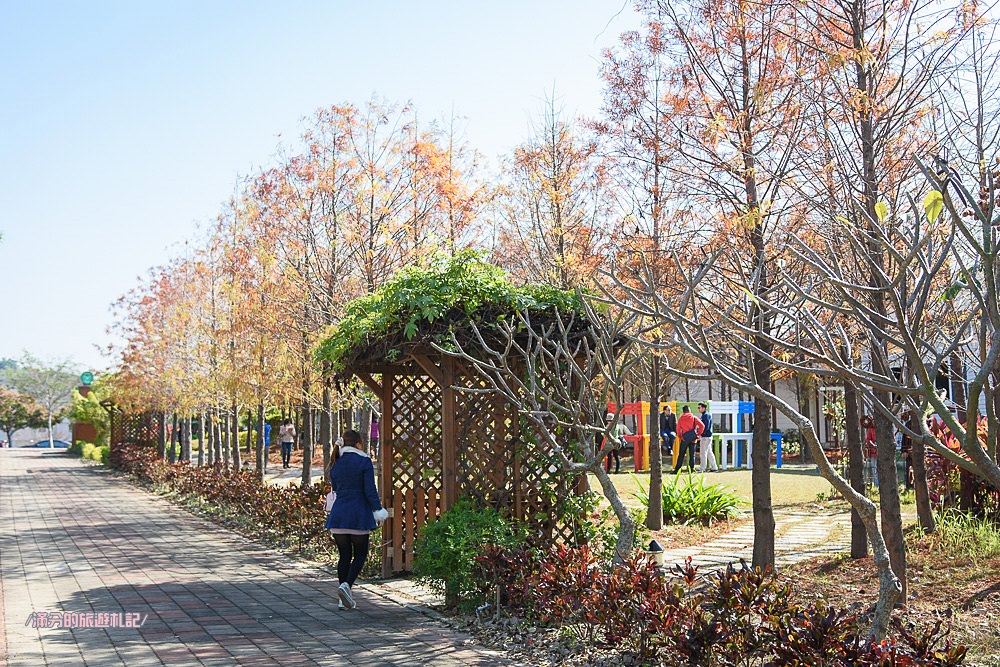 台中北屯景點》蝴蝶橋Cuisine法式餐廳 蝴蝶橋落羽松莊園 巨人彩虹大椅超吸睛 情侶約會LOVE景點 - 滿分的旅遊札記