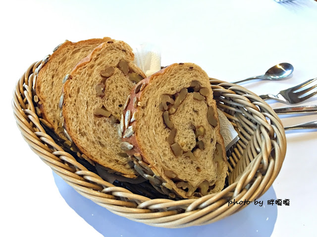 【台中 北屯】蝴蝶橋Cuisine法式餐廳💖💖💖哦~~~燈光美、氣氛佳，約會超合適，平價法式料理，平日最低只要$398，料理美味，吃完還會想再來一客啊！！！