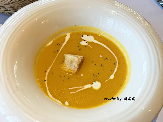 【台中 北屯】蝴蝶橋Cuisine法式餐廳💖💖💖哦~~~燈光美、氣氛佳，約會超合適，平價法式料理，平日最低只要$398，料理美味，吃完還會想再來一客啊！！！