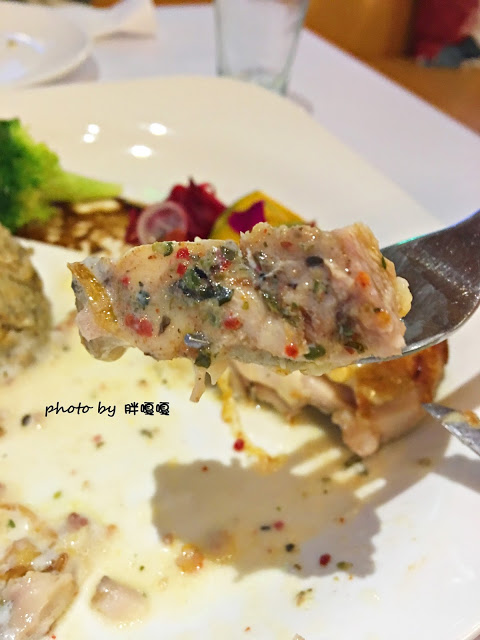 【台中 北屯】蝴蝶橋Cuisine法式餐廳💖💖💖哦~~~燈光美、氣氛佳，約會超合適，平價法式料理，平日最低只要$398，料理美味，吃完還會想再來一客啊！！！