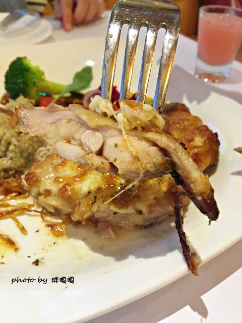 【台中 北屯】蝴蝶橋Cuisine法式餐廳💖💖💖哦~~~燈光美、氣氛佳，約會超合適，平價法式料理，平日最低只要$398，料理美味，吃完還會想再來一客啊！！！