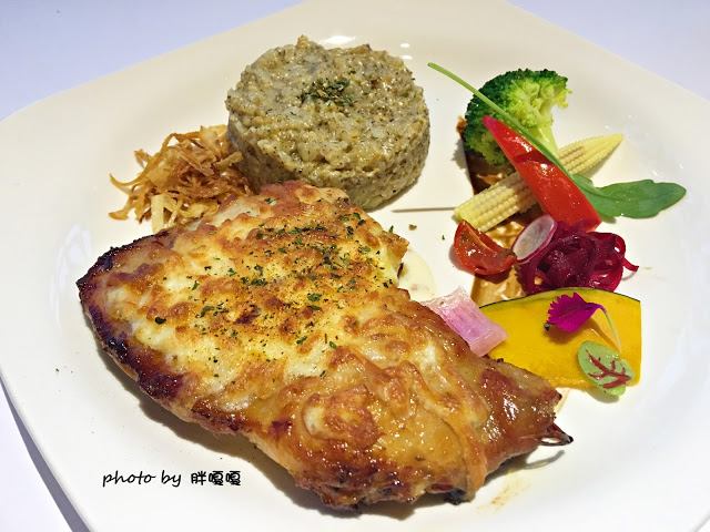 【台中 北屯】蝴蝶橋Cuisine法式餐廳💖💖💖哦~~~燈光美、氣氛佳，約會超合適，平價法式料理，平日最低只要$398，料理美味，吃完還會想再來一客啊！！！