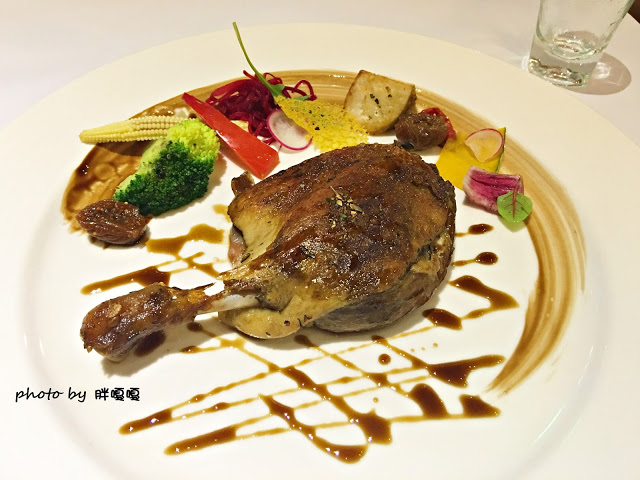 【台中 北屯】蝴蝶橋Cuisine法式餐廳💖💖💖哦~~~燈光美、氣氛佳，約會超合適，平價法式料理，平日最低只要$398，料理美味，吃完還會想再來一客啊！！！