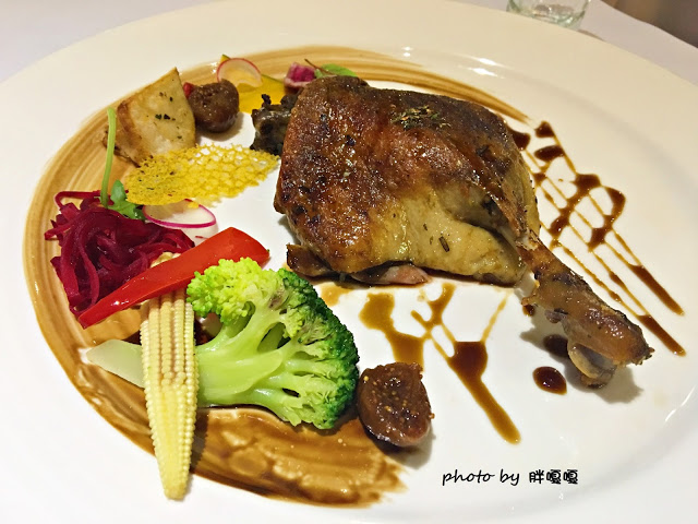 【台中 北屯】蝴蝶橋Cuisine法式餐廳💖💖💖哦~~~燈光美、氣氛佳，約會超合適，平價法式料理，平日最低只要$398，料理美味，吃完還會想再來一客啊！！！