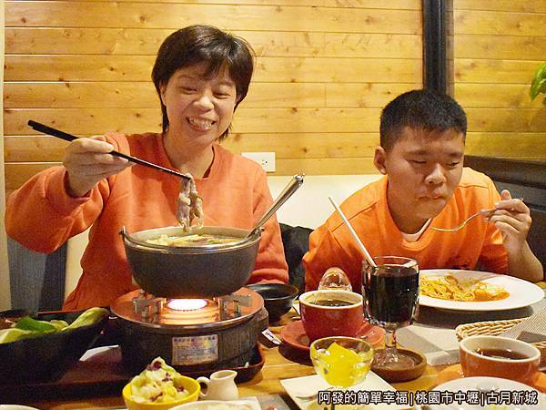 古月新城24-開心的母子倆.JPG