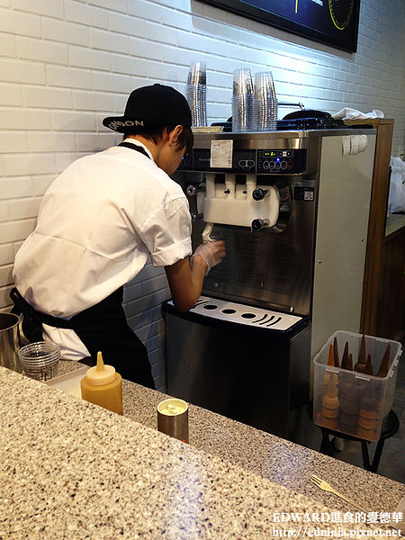 Honeycreme：[食記]台北東區 星冰報到 技術犯規的韓國蜂巢冰淇淋 Honey Creme