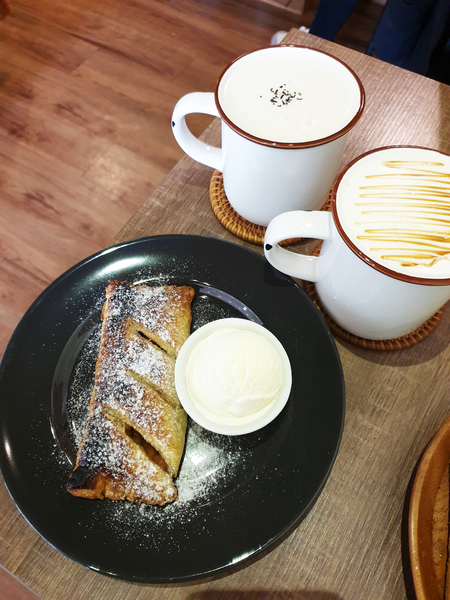 Cocorico輕食吧:♪南京復興。Cocorico小食店♬ 瑪格麗特帕里尼。現烤蘋果派。金磚年糕