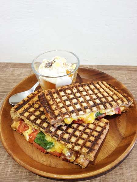 Cocorico輕食吧:♪南京復興。Cocorico小食店♬ 瑪格麗特帕里尼。現烤蘋果派。金磚年糕