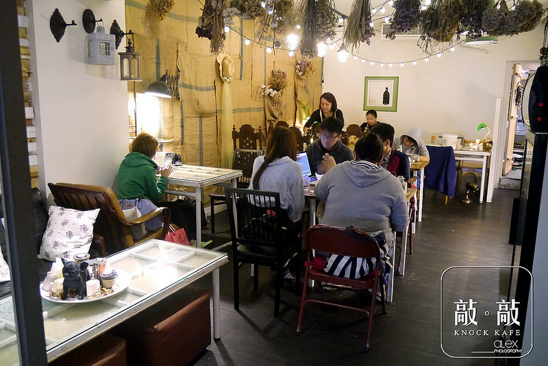 【台北】敲敲咖啡 KNOCK KAFE ~ 溫暖系咖啡餐館、讓人不小心就愛上的療癒系甜點塔 / 內附菜單 / WIFI