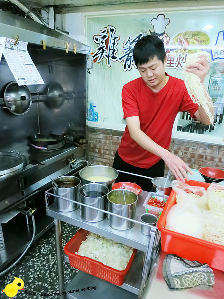 台北-三重-雞籠咖哩炒麵-料多味美的美食小吃-咖哩炒飯-咖哩米粉-赤肉湯-豬肝湯